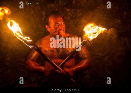 Die örtliche Feuerwehr Tänzerin im Matavai Resort, Niue Stockfoto