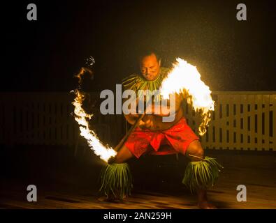 Die örtliche Feuerwehr Tänzerin im Matavai Resort, Niue Stockfoto