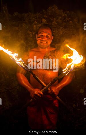 Die örtliche Feuerwehr Tänzerin im Matavai Resort, Niue Stockfoto