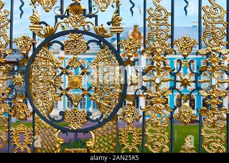 Tsarskoye Selo, St.-Petersburg, Russland - Oktober 15, 2019: Das Fragment der Geländer und das Tor der Catherine Palace. Stockfoto