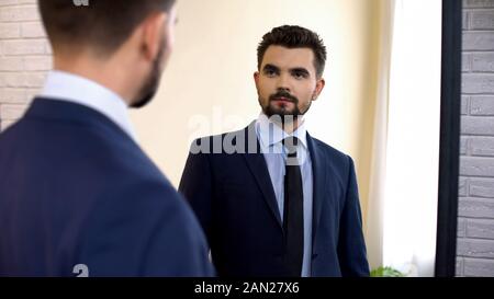 Junge männliche zuversichtlich in formale an Spiegelbild suchen, Motivation Stockfoto