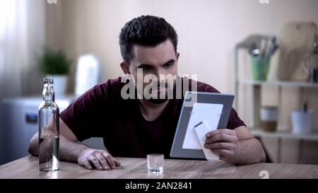 Betrunkener Mann auf der Suche nach mitstreiter Foto, Leid posttraumatische Syndrom Stockfoto