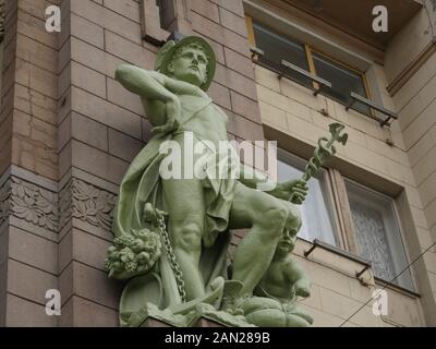 Hermes Merkur Gott des Handels, der Kaufleute und Reisende Bronze Skulptur, Low Angle View Stockfoto