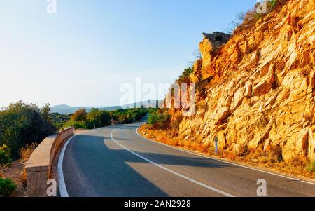Leere Straße ohne Auto auf der Insel Sardinien Italien Reflex Stockfoto