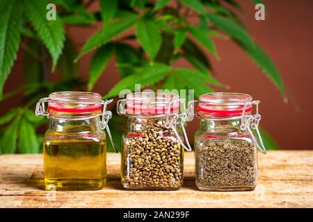 Cannabis sät Getreide und Öl in Gläsern auf einem Tisch Stockfoto