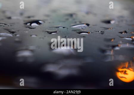 Am frühen Morgen Regen auf dem Glas ein Auto. Die Sonne scheint auf einen schönen Reflexion. Nach dem perfekten noch Moment der Regen fällt. Stockfoto