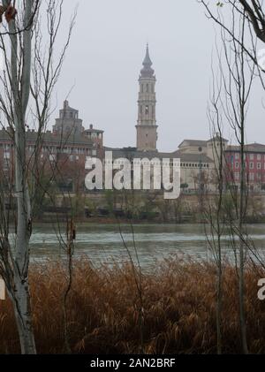 Glockenturm der Kathedrale Der Erretter als von der anderen Flussseite an einem nebligen Tag im Winter Zeit gesehen. Zaragoza, Spanien. Stockfoto