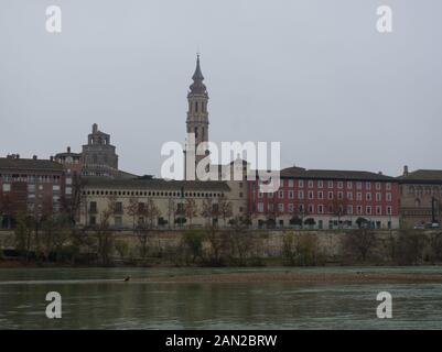 Glockenturm der Kathedrale Der Erretter als von der anderen Flussseite an einem nebligen Tag im Winter Zeit gesehen. Zaragoza, Spanien. Stockfoto