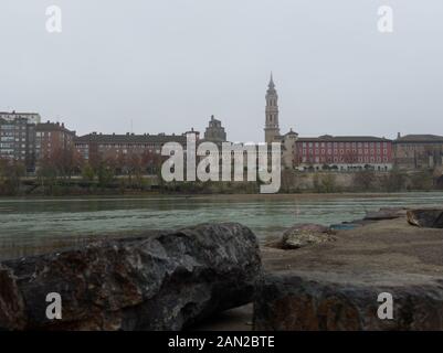 Glockenturm der Kathedrale Der Erretter als von der anderen Flussseite an einem nebligen Tag im Winter Zeit gesehen. Zaragoza, Spanien. Stockfoto