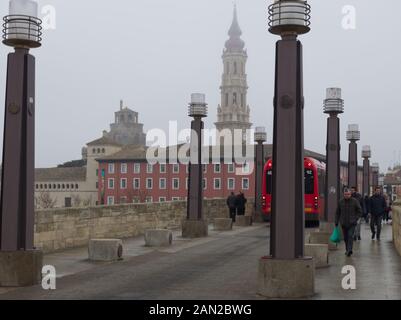 Glockenturm der Kathedrale Der Erretter als von Stone Bridge an einem nebligen Tag im Winter Zeit gesehen. Zaragoza, Spanien. Stockfoto