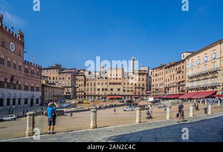 Piazza del Campo in Siena mit Palazzo Pubblico Rathaus, Siena, Toskana, Italien Stockfoto
