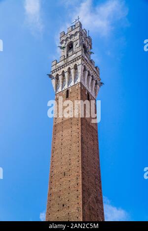 Torre del Mangia überragt den Palazzo Pubblico in Siena, Toskana, Italien Stockfoto