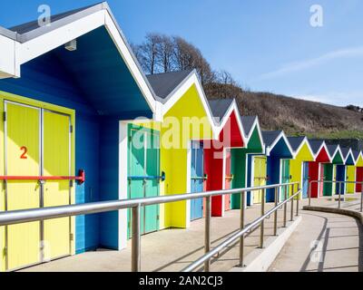 Bunte Badehäuschen entlang der Küste von Barry Island in Wales, Großbritannien. Stockfoto