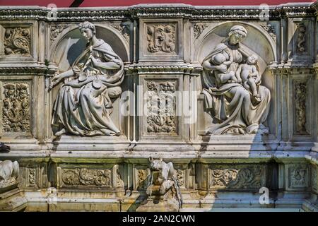 Gaia-Brunnen auf der Piazza del Campo von Siena, ein monumentaler Brunnen mit Relieffiguren Und Statuen Aus Dem Alten Testamente, Siena, Tscany, Italien Stockfoto