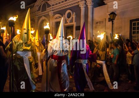 Hooded machen die Menschen den traditionellen Fogaréu Prozession durch die Straßen der Stadt Goiás, Brasilien Stockfoto