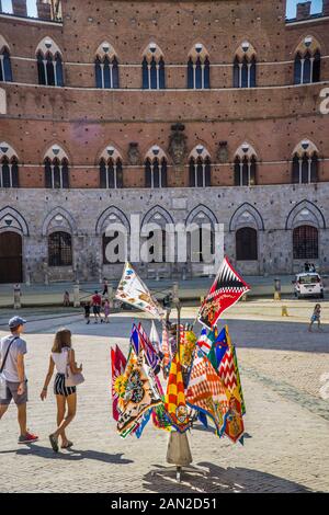 Banner der städtischen Contrade (Bezirke) auf der Piazza del Campo in Siena, Siena, Toskana, Italien Stockfoto