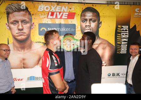 Tomas Šálek und Peter Kadiru bei der Pressekonferenz zur Block-Bräu Box-Gala im" "Hamburg am 14.1.2020 Stockfoto