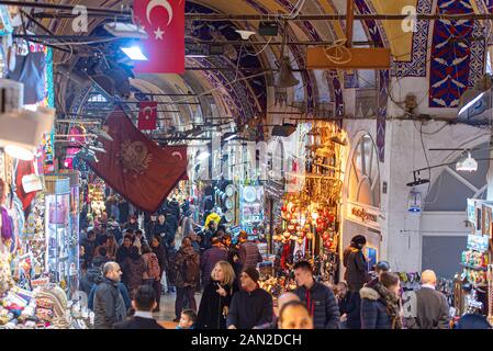 ISTANBUL - Dez 28: Grand Basar, die Masse der Leute im Grand Bazar in Istanbul am 28. Dezember. 2019 in der Türkei Stockfoto