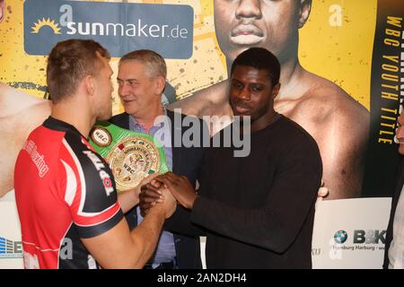 Tomas Šálek und Peter Kadiru bei der Pressekonferenz zur Block-Bräu Box-Gala im" "Hamburg am 14.1.2020 Stockfoto