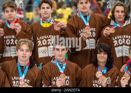 Lausanne, Schweiz. Januar 2020. Der tschechische Eishockeyspieler Matyas Sapovaliv, Center, feiert die Bronzemedaille nach den gemischten NOC 3-auf-3-Wettbewerben der Eishockeymänner während der Olympischen Winterspiele 2020 in Lausanne, Schweiz, am 15. Januar 2020. Credit: Vaclav Pancer/CTK Photo/Alamy Live News Stockfoto