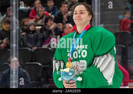 Lausanne, Schweiz. Januar 2020. Der tschechische Eishockeytorwart Stepan Malecek erhält die Goldmedaille nach den Mixed-NOC 3-on-3-Wettbewerben der Eishockey-Männer während der Olympischen Winterspiele 2020 in Lausanne, Schweiz, 15. Januar 2020. Credit: Vaclav Pancer/CTK Photo/Alamy Live News Stockfoto