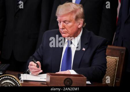 Washington, USA. Januar 2020. Präsident Donald Trump und der chinesische Vizepremierminister Liu Unterzeichnen Am 15. Januar 2020 in Washington, DC ein Handelsabkommen zwischen den USA und China im East Room des Weißen Hauses. (Foto von Oliver Contreras/SIPA USA) Credit: SIPA USA/Alamy Live News Stockfoto