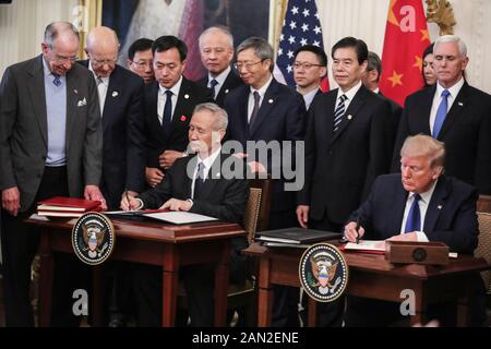 Washington, USA. Januar 2020. Präsident Donald Trump und der chinesische Vizepremierminister Liu Unterzeichnen Am 15. Januar 2020 in Washington, DC ein Handelsabkommen zwischen den USA und China im East Room des Weißen Hauses. (Foto von Oliver Contreras/SIPA USA) Credit: SIPA USA/Alamy Live News Stockfoto