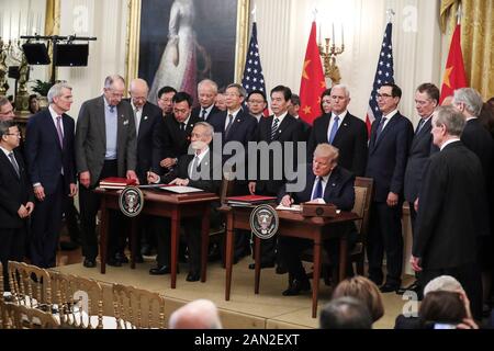 Washington, USA. Januar 2020. Präsident Donald Trump und der chinesische Vizepremierminister Liu Unterzeichnen Am 15. Januar 2020 in Washington, DC ein Handelsabkommen zwischen den USA und China im East Room des Weißen Hauses. (Foto von Oliver Contreras/SIPA USA) Credit: SIPA USA/Alamy Live News Stockfoto