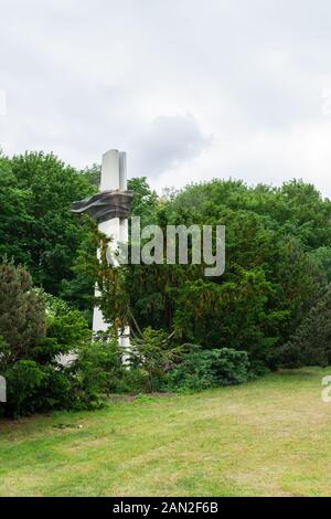 Spazieren Sie an einem sonnigen Tag im Park Volkspark Friedrichshain, dem Denkmal für polnische Soldaten und deutsche Anti-Faskisten in Berlin Stockfoto