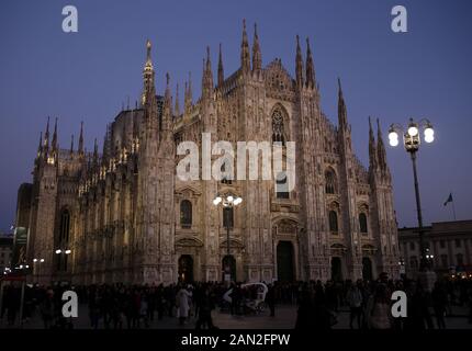 Mailand, Italien: 24. Februar 2019: Kathedrale Duomo di Milano in der Nacht, Piazza del Duomo, Kathedrale des Heiligen Maria Stockfoto