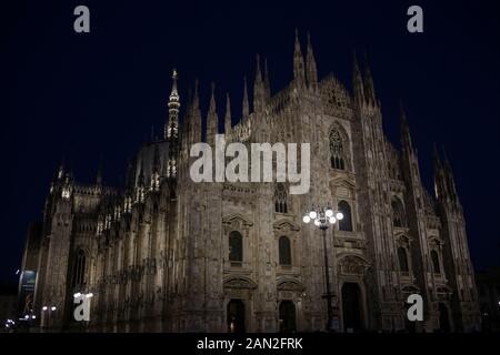 Mailand, Italien: 24. Februar 2019: Kathedrale Duomo di Milano in der Nacht, Piazza del Duomo, Kathedrale des Heiligen Maria Stockfoto