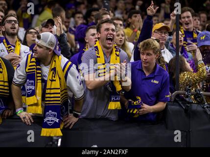 New Orleans, Louisiana, USA. Januar 2020. LSU-Fans feuern ihr Team während der Aktion des College Football Playoff National Championship Game zwischen den Clemson Tigers und den LSU Tigers im Mercedes-Benz Superdome in New Orleans, Louisiana an. LSU besiegte Clemson 42-25. John Mergits/CSM/Alamy Live News Stockfoto