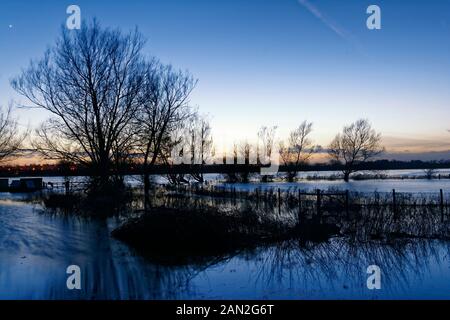 Geflutete North Meadow Nature Reserve in der Nacht, Cricklade, Wiltshire Stockfoto