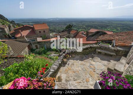 Blick auf die Straße im Dorf Monsanto, Portugal Stockfoto
