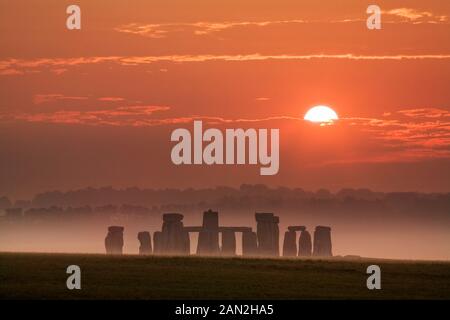 Stonehenge bei Sonnenaufgang im Hochsommer, Salisbury, Wiltshire, England Stockfoto