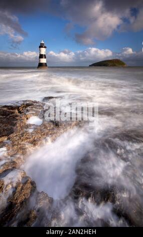 Penmon Leuchtturm und Papageitaucher Insel Anglesey, Gwynedd, Wales Februar 2007 Stockfoto