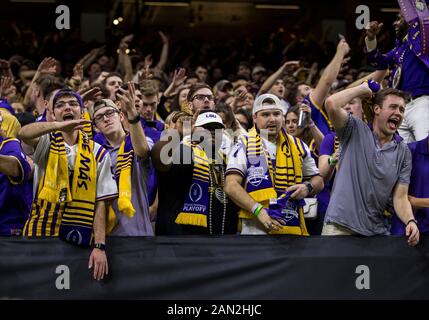 13. Januar 2020: LSU-Fans jubeln ihr Team während der Aktion "College Football Playoff National Championship" zwischen den Clemson Tigers und den LSU Tigers im Mercedes-Benz Superdome in New Orleans, Louisiana an. LSU besiegte Clemson 42-25. John Mergits/CSM Stockfoto