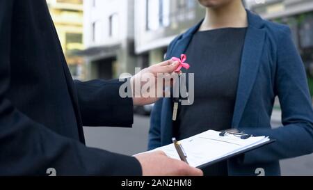 Verkäufer unterzeichnen Vertrag für den Verkauf, Präsentation, um Frau Käufer, in der Nähe Stockfoto