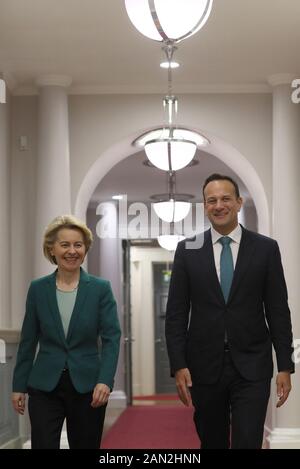 Die Präsidentin der Europäischen Kommission, Ursula von der Leyen, mit Taoiseach Leo Varadkar, begrüßt sie in Regierungsgebäuden in Dublin. Stockfoto