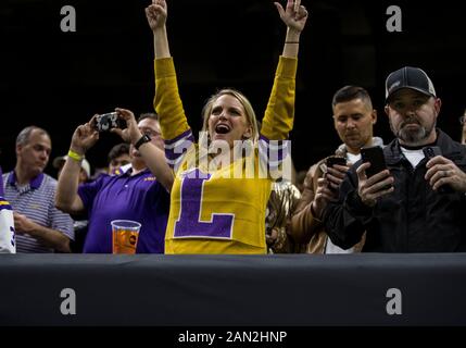 13. Januar 2020: LSU-Fans jubeln ihr Team während der Aktion "College Football Playoff National Championship" zwischen den Clemson Tigers und den LSU Tigers im Mercedes-Benz Superdome in New Orleans, Louisiana an. LSU besiegte Clemson 42-25. John Mergits/CSM Stockfoto