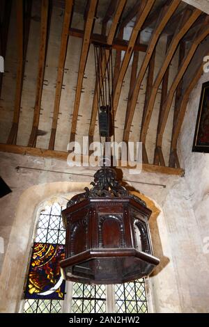 Detail der Holzschriftabdeckung und des Riemenscheibensystems in St Mary's Church, Chiddingstone, Kent, England Stockfoto