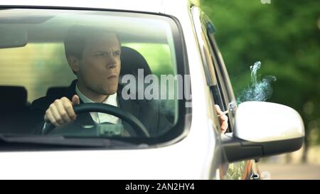Entspannt Geschäftsmann rauchen nachdenklich im Auto im Verkehr, Büro Pause Stockfoto