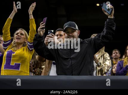 New Orleans, Louisiana, USA. Januar 2020. LSU-Fans feuern ihr Team während der Aktion des College Football Playoff National Championship Game zwischen den Clemson Tigers und den LSU Tigers im Mercedes-Benz Superdome in New Orleans, Louisiana an. LSU besiegte Clemson 42-25. John Mergits/CSM/Alamy Live News Stockfoto