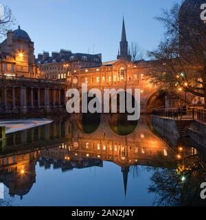 Pulteney Brücke und den Fluss Avon bei Dämmerung, Badewanne, Somerset, England Stockfoto