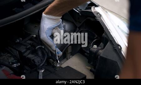 Mechanische Instandsetzung auto motor, zur Festsetzung der Fahrzeugbatterie, Bruch unter der Motorhaube Stockfoto