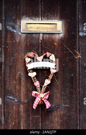 Detail des Willkommensherzens an der Holztür von Cottage, Chiddingstone, Kent, England Stockfoto