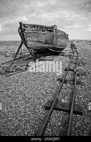 Heruntergekommenen Boot am Strand von Dungeness, Kent, England Stockfoto