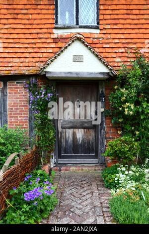 Detail der Haustür und der Veranda eines typischen gefliesten Häuschens in der Nähe von Chiddingstone, Kent, England Stockfoto