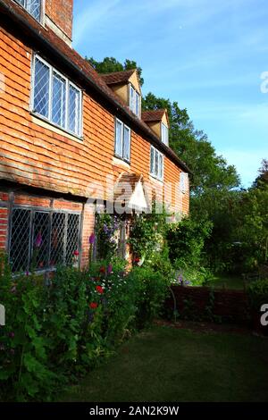 Typische hing gekachelte Häuschen im Land in der Nähe von Chiddingstone, Kent, England Stockfoto