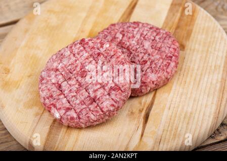 Soft Focus. Zwei Rohmaterial rosa Rind Schnitzel auf einem Schneidebrett.. Kopieren Sie Platz. Stockfoto